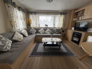 Bright Family Caravan with Deck & BBQ at Seawick Holiday Park, Clacton