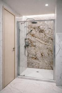 Garage & Garden Villa Apartment