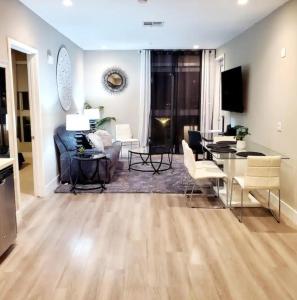 Spacious 2 bed 2 bath, Pool, Hottub, Wifi, 24 hr Fitness, Parking