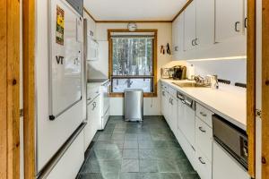 Resort-Style Community! Quechee Chalet with Deck