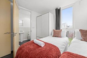 Spacious 3 Bedroom Manchester House for single & Group accommodation upto 10 guests and free parking for 3 cars