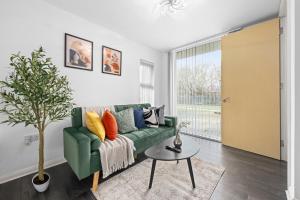 Spacious 3 Bedroom Manchester House for single & Group accommodation upto 10 guests and free parking for 3 cars