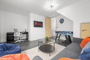 Spacious 3 Bedroom House for single & Group accommodation upto 10 guests and free parking for 3 cars
