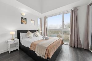 Spacious 3 Bedroom Manchester House for single & Group accommodation upto 10 guests and free parking for 3 cars