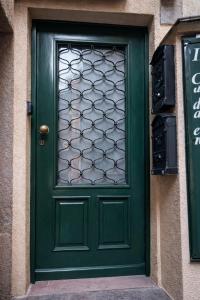 Stylish & Colorful Open Space - Sleeps 5