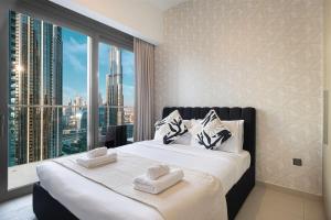 Luxury Downtown 3 Bedroom and Maid Room Apartment with amazing Burj View and Private Jacuzzi on a large Balcony