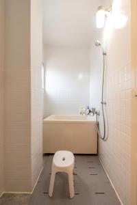 5 minutes on foot from the station, and there are many restaurants that are open late because it is downtown!