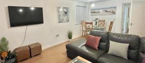 Chestnut House in Ashford - 3 Bedroom 3 Bath home secure parking