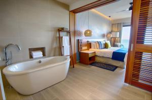 Two-Bedroom Lock-off Armony Suite - Ocean View