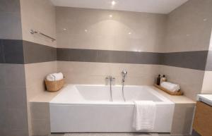 Almouj Luxury Apt I Opposite to Kempinski & VOCO I 5 Min Walk to Beach I Muscat Oman