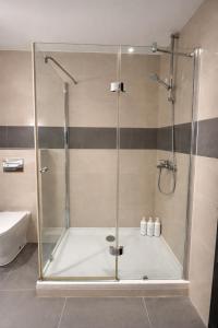 Almouj Luxury Apt I Opposite to Kempinski & VOCO I 5 Min Walk to Beach I Muscat Oman
