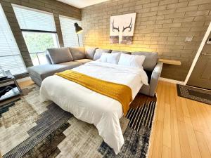 Cozy Condo - Steps to Fashion Square and Old Town