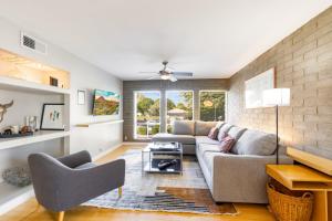 Cozy Condo - Steps to Fashion Square and Old Town