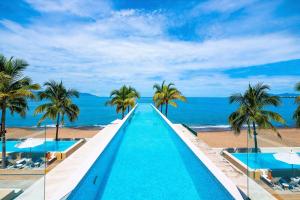 Beachfront, Private Pool, Theatre Room, Views!