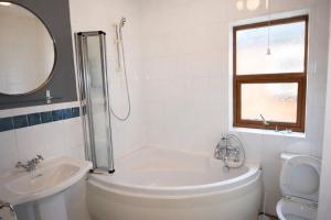 Spacious Private Room for 4 Guest with Fast Wi-Fi