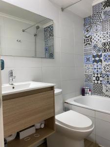 Quarto mobiliado em condomínio