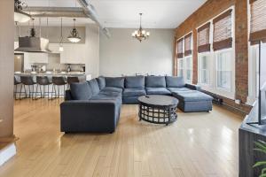 Top Floor Double Loft - 8BR - 4 000 Sq Ft - 20ft Ceilings