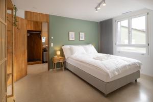 STAYY WarmWood Maisonette Family and Business Suite - Cozy Apartment with 24h Self Check-in - free Parking - Wifi - Kitchen - Laundry - 25 City Center