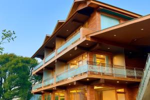 Rockland Cottage Manali - Centrally Heated & Air Cooled Luxury Rooms with Mountain & River View