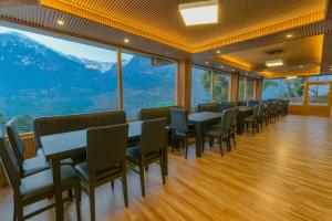 Rockland Cottage Manali - Centrally Heated & Air Cooled Luxury Rooms with Mountain & River View