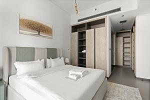 Modern 1BR at MBL Royal with lake view Near Metro