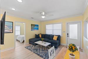 TROPICAL HAVEN OASIS, Sleep 6, Fully Remodel, 7 MINUTES TO BEACH,