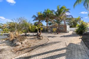 TROPICAL HAVEN OASIS, Sleep 6, Fully Remodel, 7 MINUTES TO BEACH,