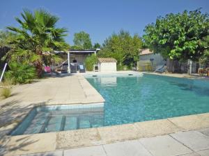 Beautiful Cottage with Swimming Pool in L'Isle-sur-la-Sorgue