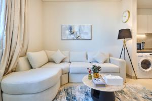 STAY BY LATINEM Luxury 1BR Holiday Home CV B811 Near Burj Khalifa