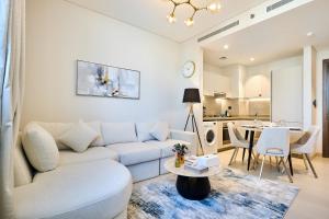 STAY BY LATINEM Luxury 1BR Holiday Home CV B811 Near Burj Khalifa