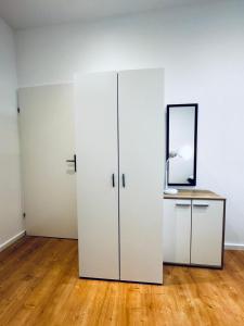 Bright Private Rooms in 4BR Apartment Near Kaufpark Alterlaa