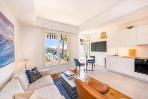 2-Bedroom Apartment with Sea View & AC,