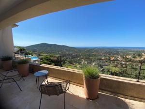 Belle et grande villa contemporaine, piscine, vue mer