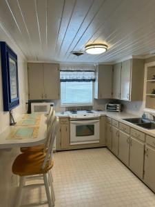 Walk-to-Beach Pier 4BR Cherry Grove House – JJ Beach House