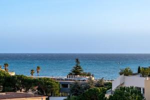 2BR Sea View Apartment with Pool & AC