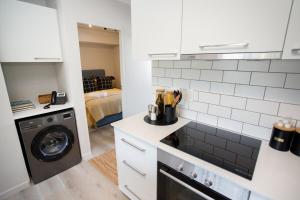 Seahorse - Top Floor Premium 2 Bedroom Apt with Parking