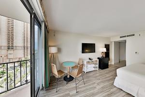 Palms Waikiki Studio with Partial Ocean Views