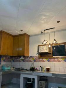 Cebu Cozy Affordable Transient Room Wifi Netflix Shower Heater