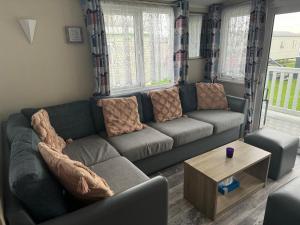 Lovely Caravan With Decking At Broadland Sands In Suffolk Ref 20178Bs