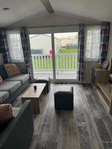 Lovely Caravan With Decking At Broadland Sands In Suffolk Ref 20178Bs