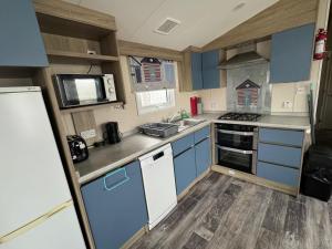 Lovely Caravan With Decking At Broadland Sands In Suffolk Ref 20178Bs