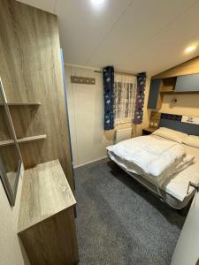 Lovely Caravan With Decking At Broadland Sands In Suffolk Ref 20178Bs