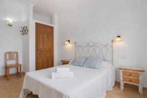 Apartamento cerca del pueblo con piscina compartida parking y jardin privado