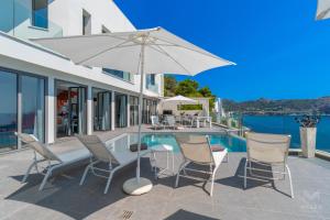 Can Ema, villa moderna con piscina frente al mar