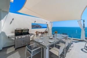 Can Ema, villa moderna con piscina frente al mar