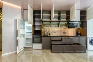 20-200 Kvartet 2-bedroom, Vasyl Lypkivskyi 16g, Kyiv, railway station, metro nearby, fantastic city view, 15 kW backup power, Petrovdom Apartment