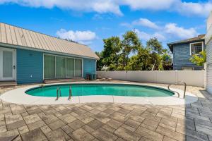 Gorgeous home with a furnished patio gas grill & private outdoor pool