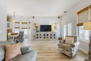 Gorgeous home with a furnished patio gas grill & private outdoor pool