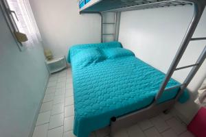 Bright 2-bedroom apartment a stones throw from the sea facing the port