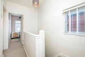 Balby House - Modern 4BR Home - Sleeps 9 - Free Parking & Private Garden